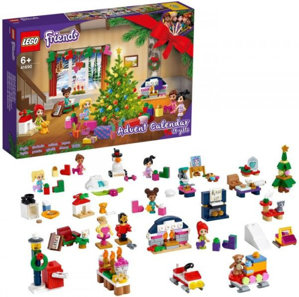 geschmückter Weihnachtsbaum darunter liegen Geschenke